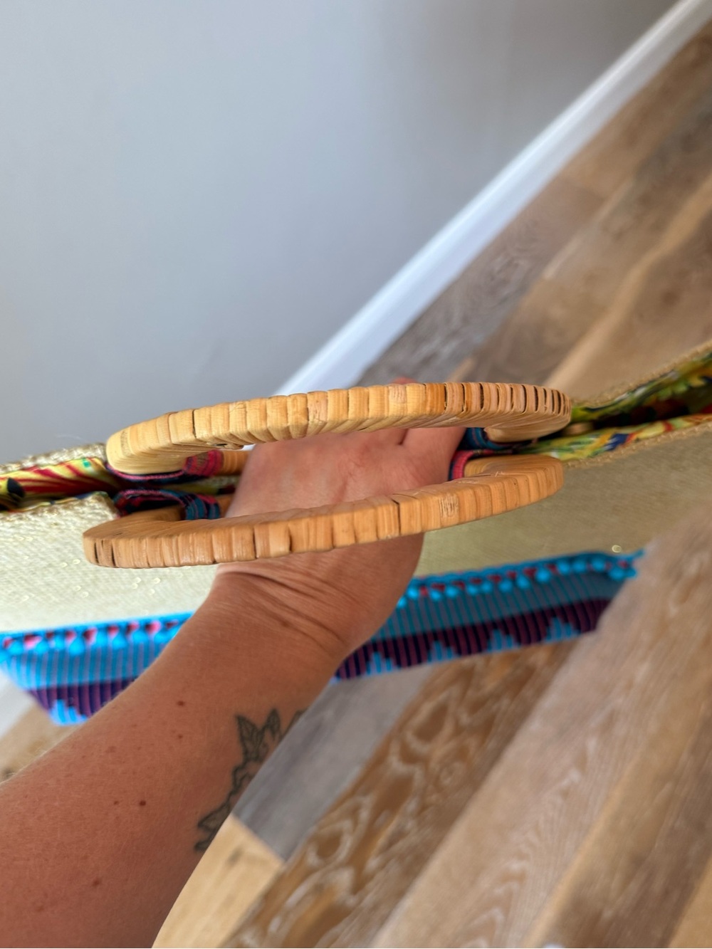America & Beyond jute tote features a sequin pineapple motif wooden handles - Picture 9 of 9